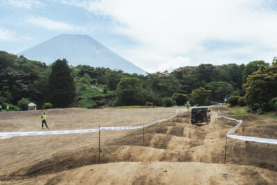 富士山を背景に富士ヶ嶺オフロードのモーグルコースを走るジムニーノマド