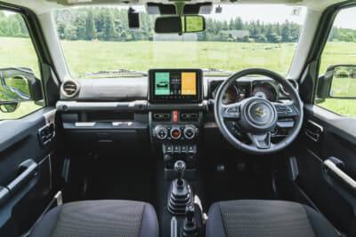 ジムニーノマドのダッシュボードまわり（MT車）。ジムニー＆シエラ同様、ネジが切ってあるサービスホールは健在