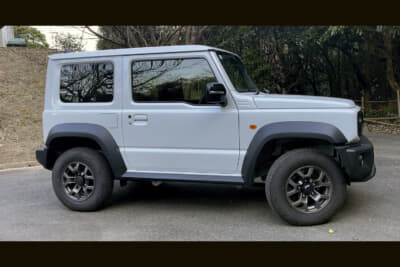 シエラのサイドビュー。なお軽自動車のジムニーは純正タイヤサイズが16インチ。いっぽうのシエラは15インチ