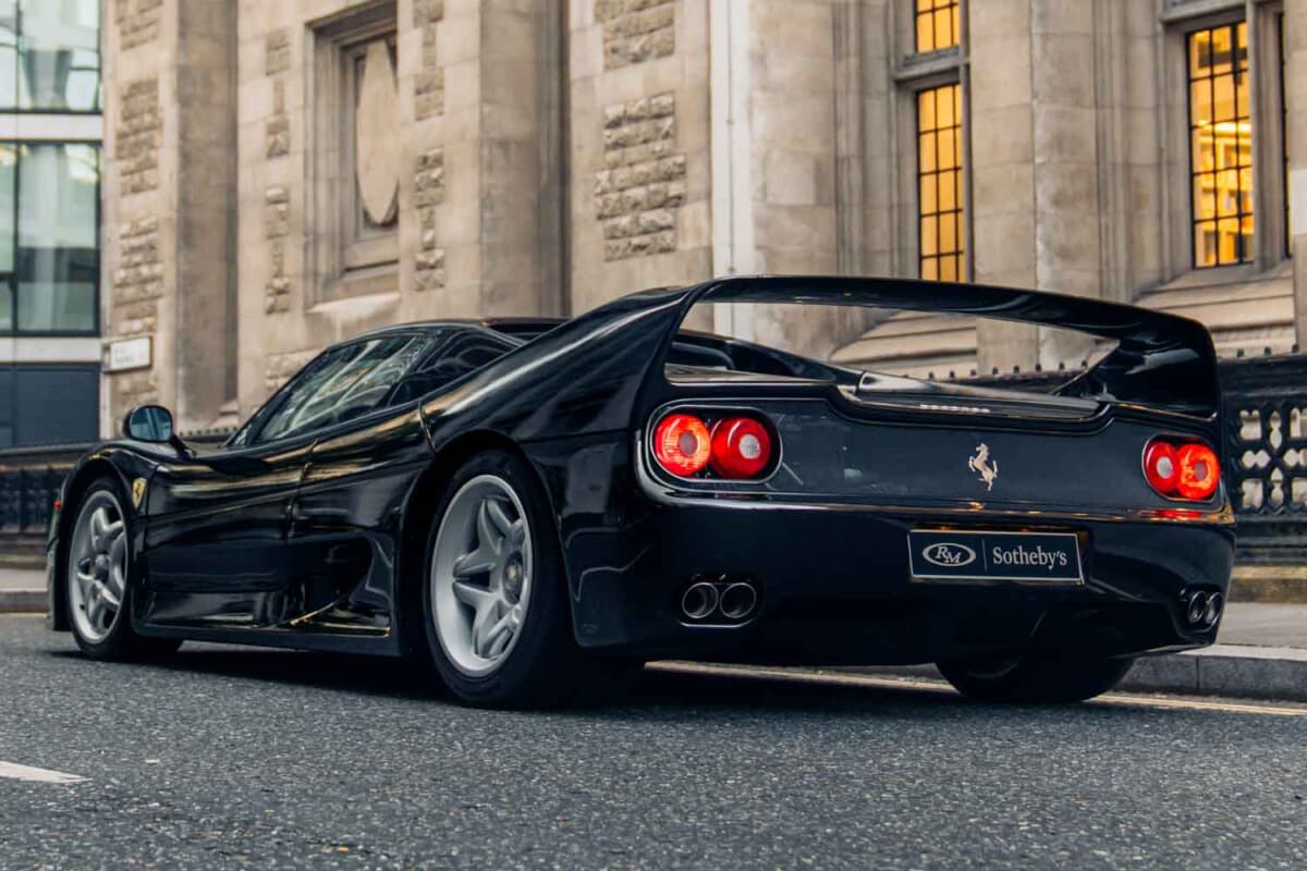 リバティウォークで外装モディファイを受けた白いフェラーリF50、英国