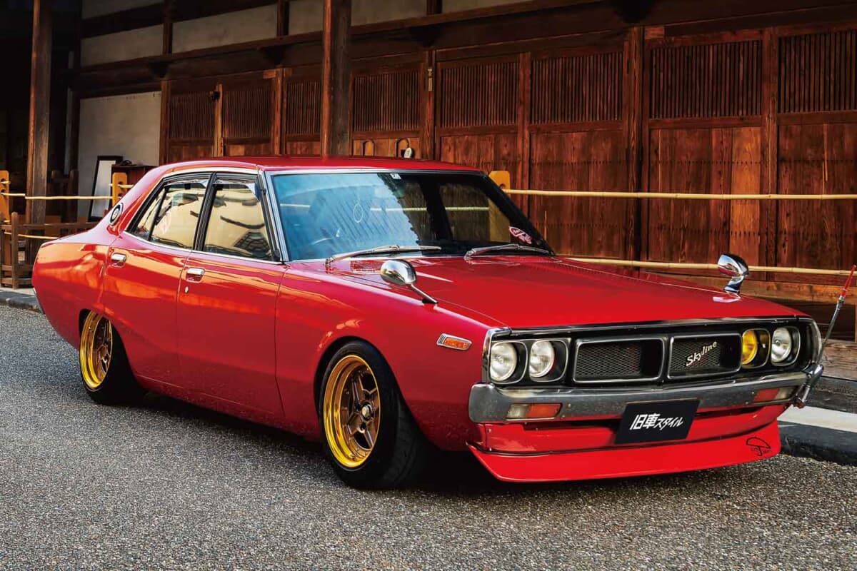 R34型GT-Rと並ぶガレージ。若きオーナーが憧れた1974年式ケンメリの