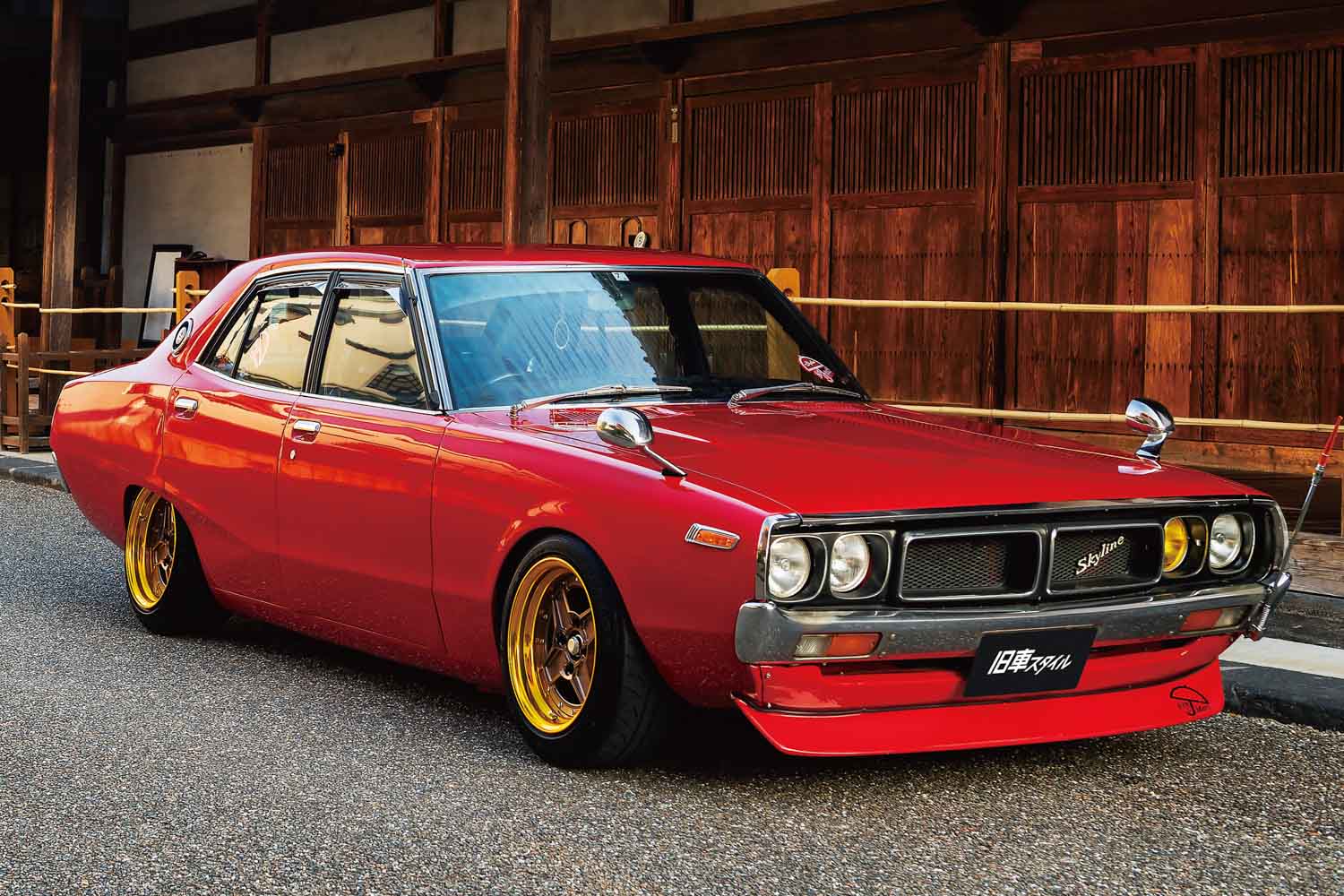 R34型GT-Rと並ぶガレージ。若きオーナーが憧れた1974年式ケンメリの