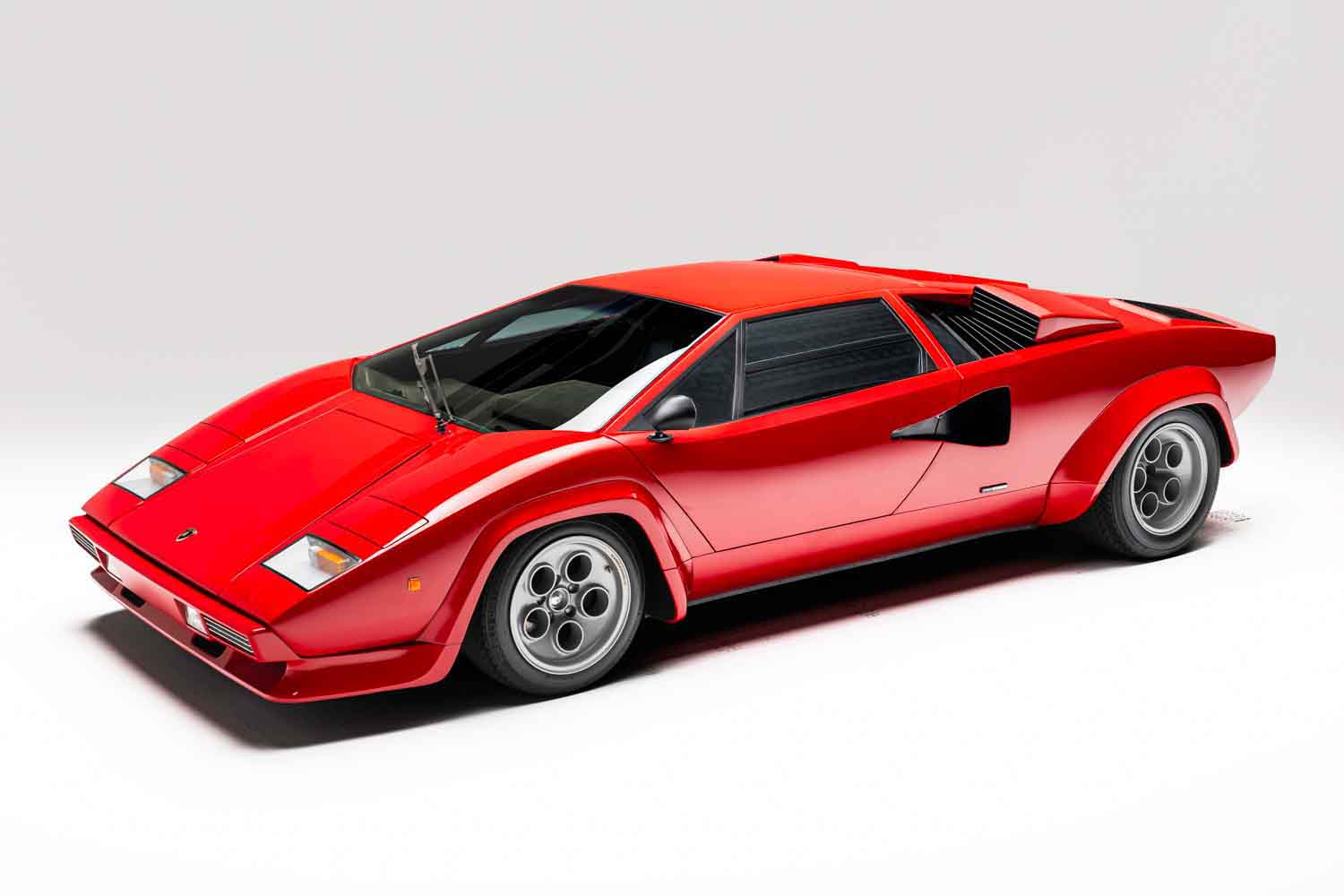 走行1803キロで新車時タイヤ残るカウンタックLP400S。約3億7920万円
