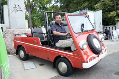 バモス・ホンダ:愛車である1970年式バモス・ホンダで練馬区から参加した戸枝 靖博さん。この時期は旧車イベントへの参加で大忙しとのことで、日焼けした笑顔で質問に応えてくれた