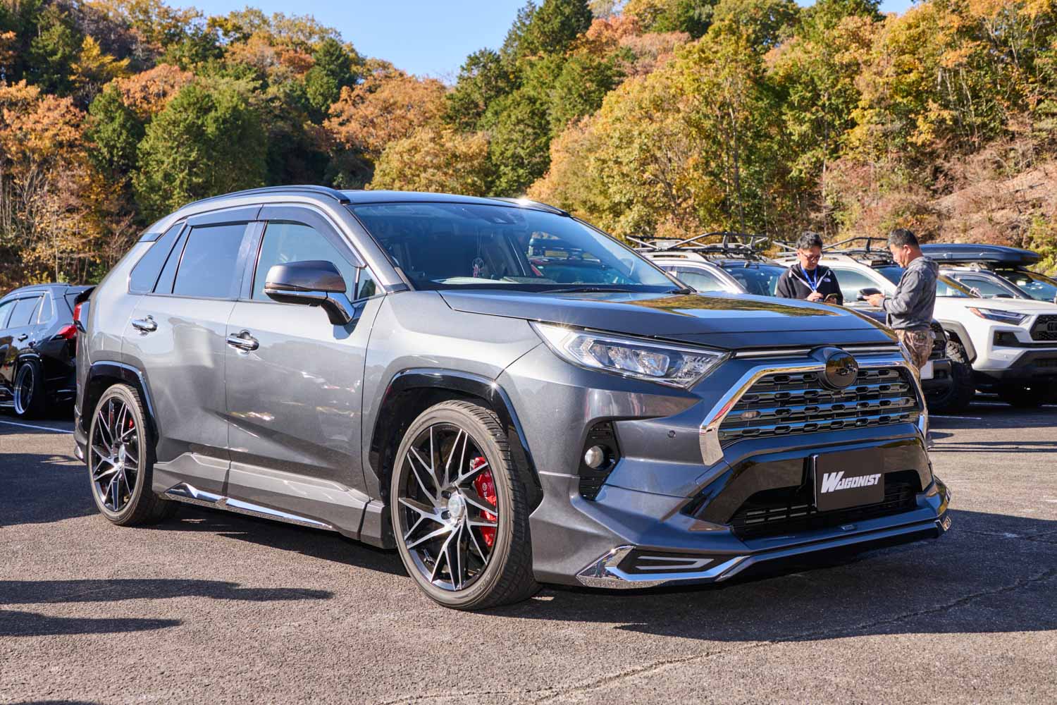 PHV用純正エアロを流用。あえてシャコタンに仕上げたトヨタRAV4の美学