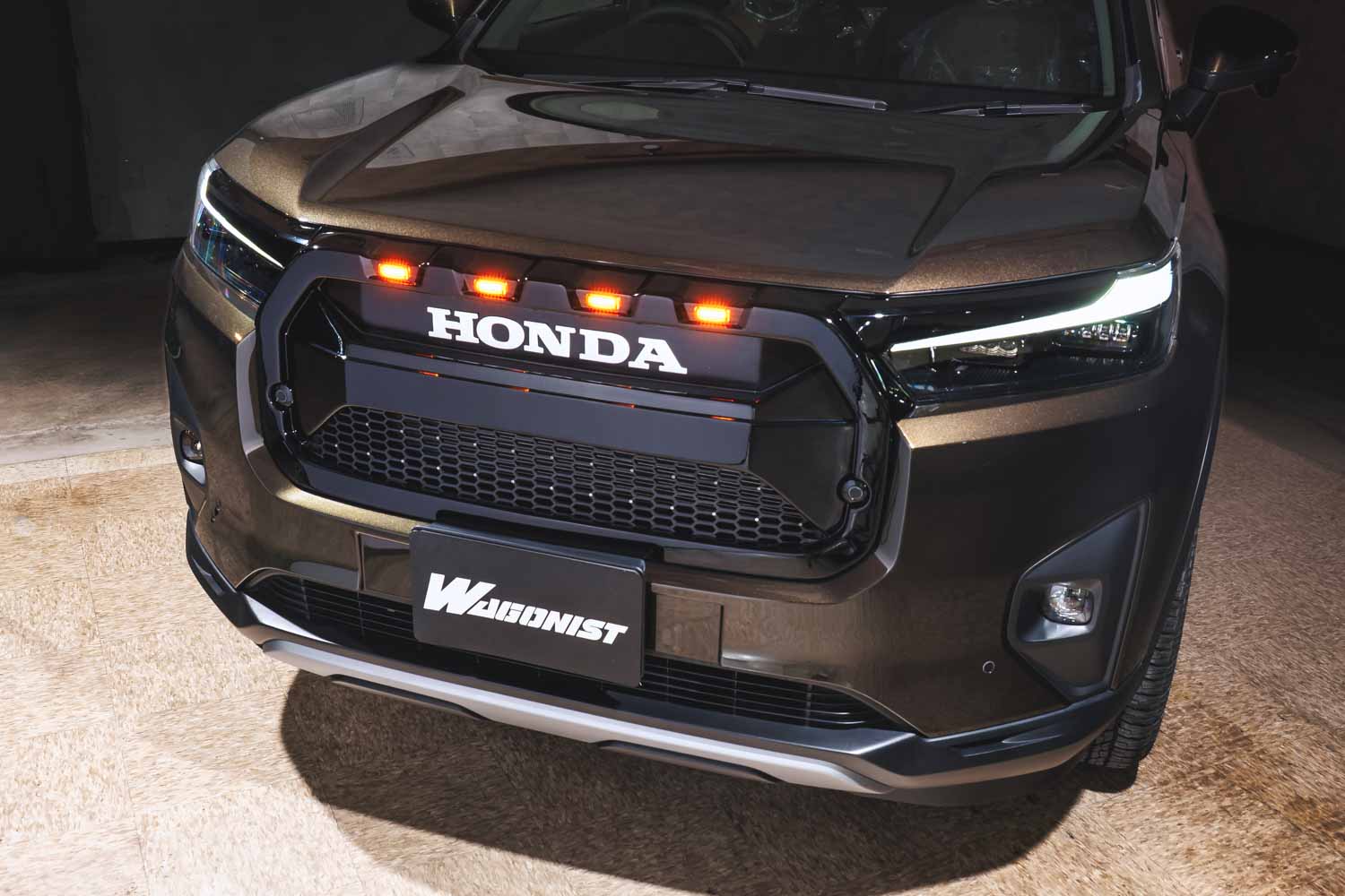 新車外しWR-V Zプラス　フロントグリル (エンブレム付き) 金網ではなく肉厚の樹脂メッシュ。WR-Vの顔を変えるマークレス仕様