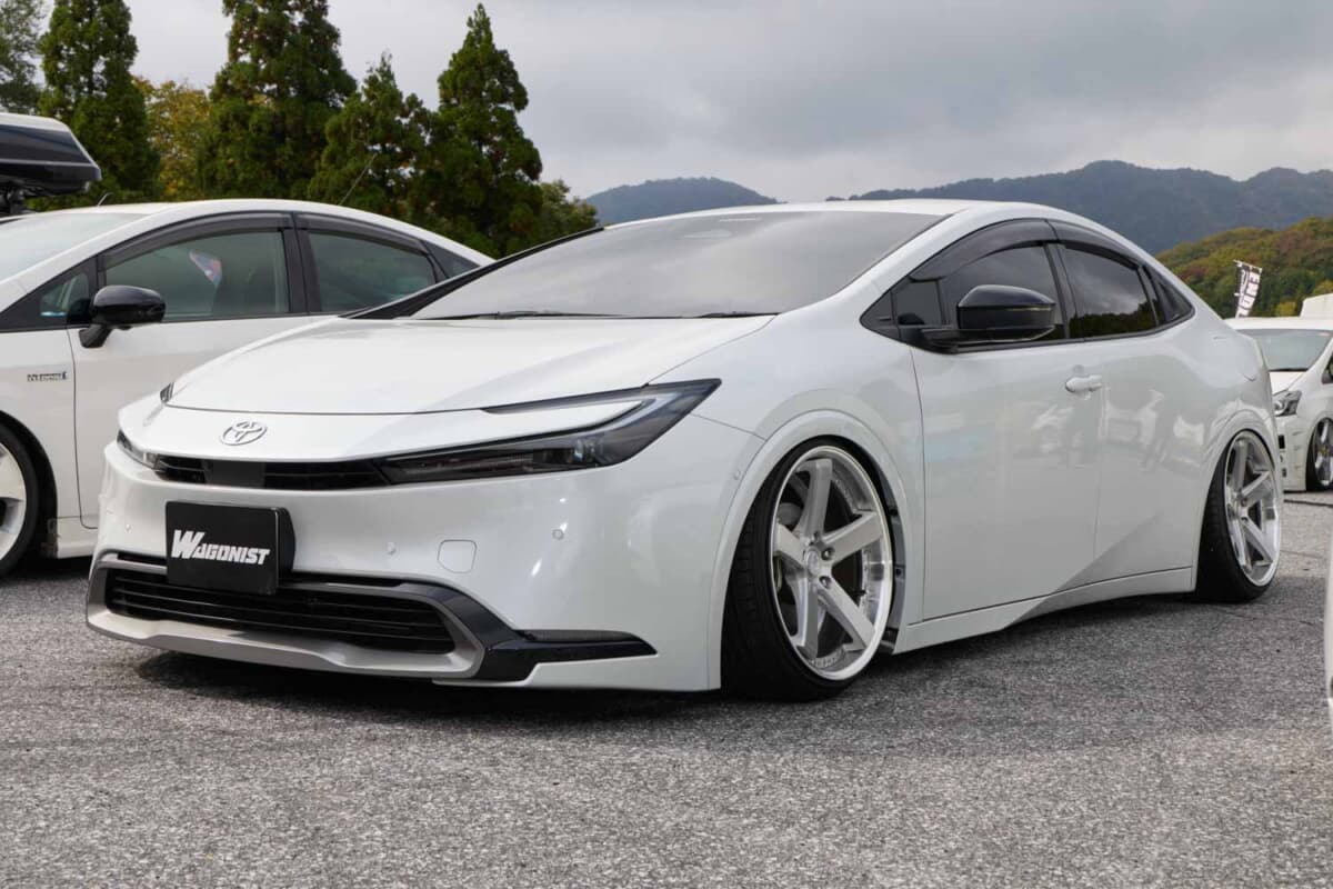 トヨタ・プリウス カスタム 60系プリウスに9.5Jのコンケイブを呑み込ませたツライチの限界 | AUTO