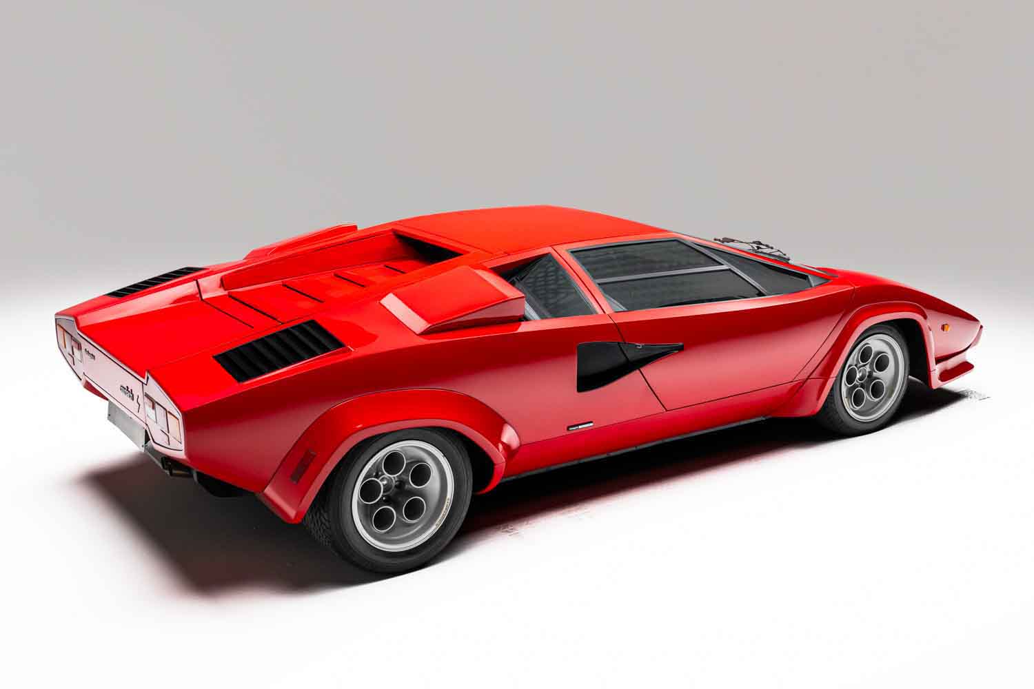 走行1803キロで新車時タイヤ残るカウンタックLP400S。約3億7920万円