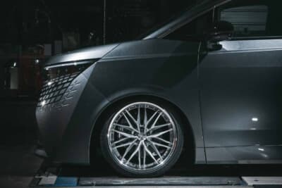新型エルグランド：シュヴァートクヴェル2を実測装着させた姿。サイズは21×9.0J インセット40に加えてスペーサーで調整