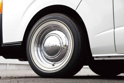 トヨタ ハイエース: クラシカルな光沢を放つOGスムージークロームホイールと、クラシックオーバルタイヤの組み合わせだ。玄武製ローダウンキットにより、フェンダーとの絶妙なクリアランスを実現している