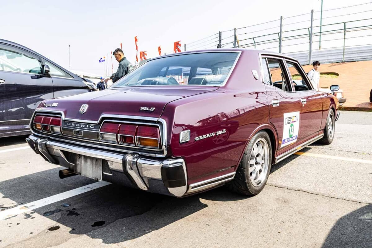 筑波を1分11秒台で走る通勤の足。17歳で買った330セドリック | AUTO