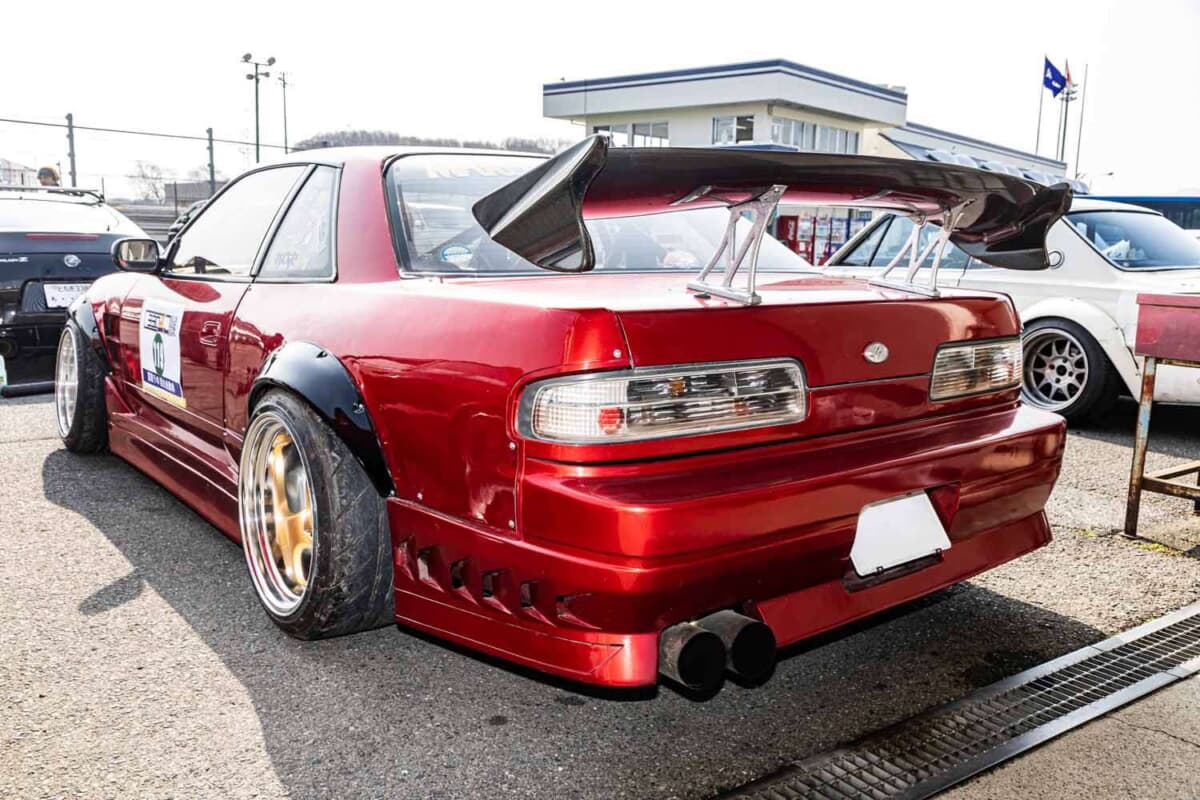 ☆廉価版　メタリックレッドのSX STに新機能を追加改造 10万円のS13にGT-R用RB26移植！500馬力FR仕様のこだわり | AUTO MESSE