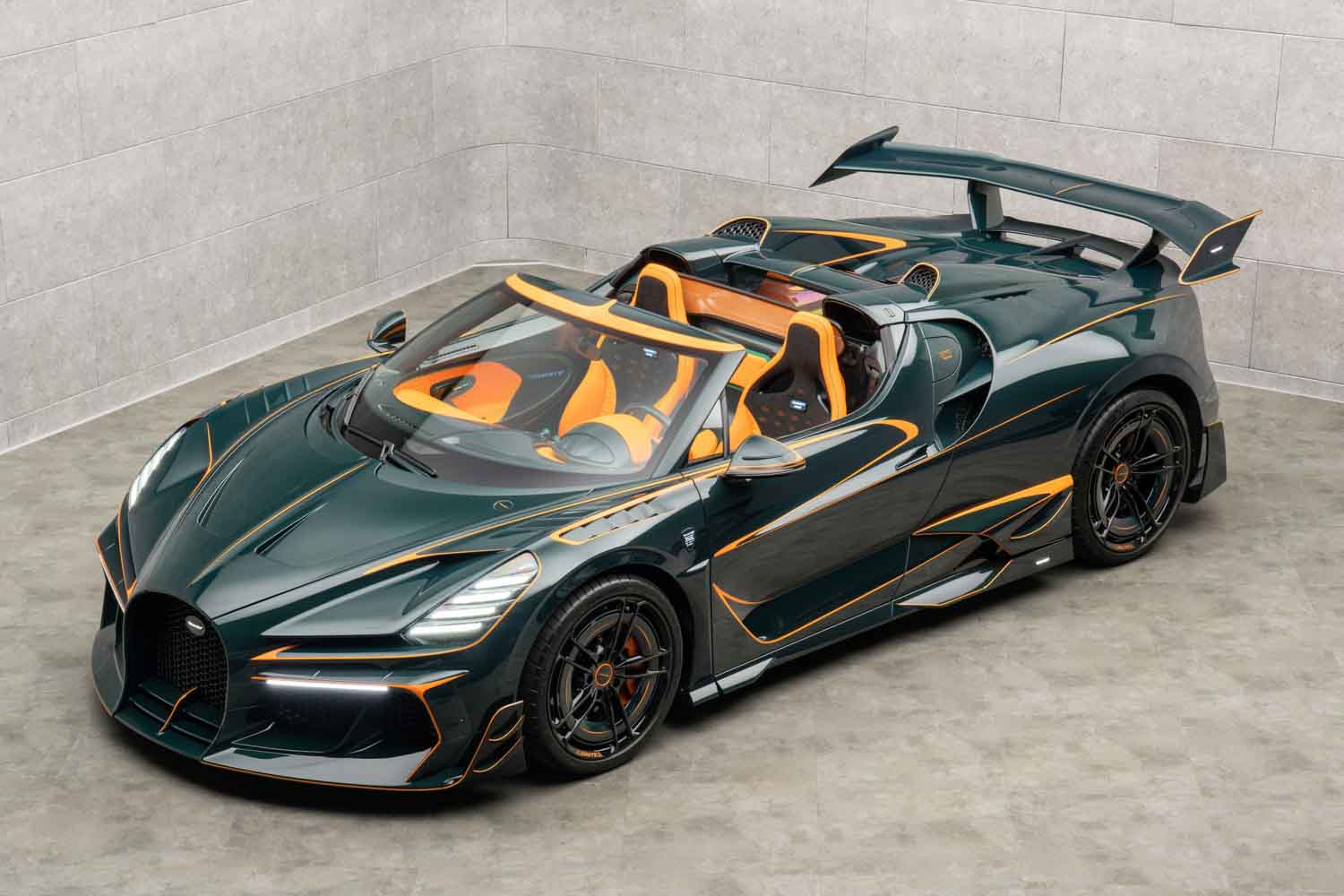 億超えのブガッティを全身カラーカーボンで仕立てる。世界限定1台の