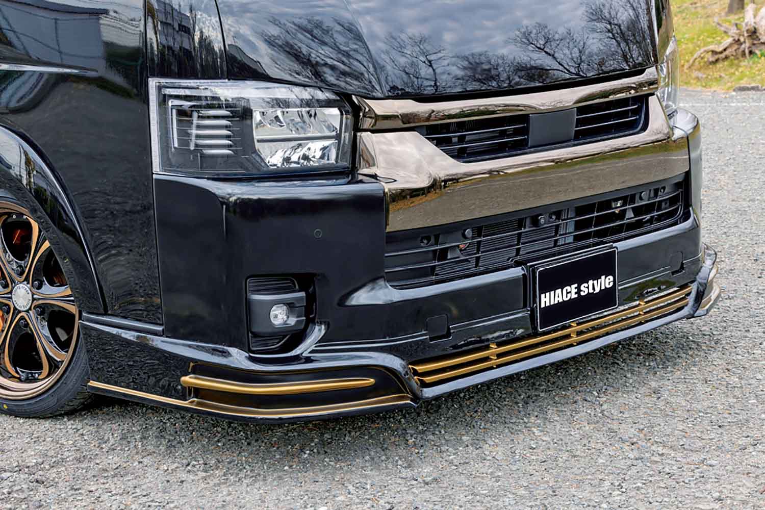 7人乗ると荷物が積めない」。アルファードから特注ハイエースへ戻った
