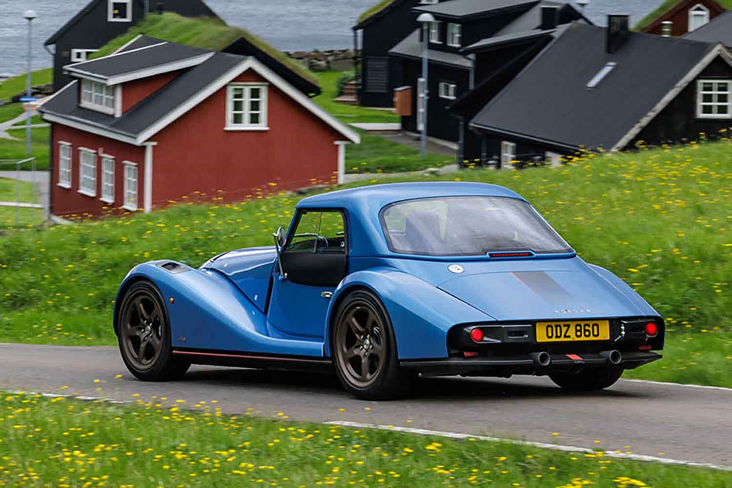 408馬力の英国モーガン新旗艦が日本上陸。3125万円の怪物マシン | AUTO