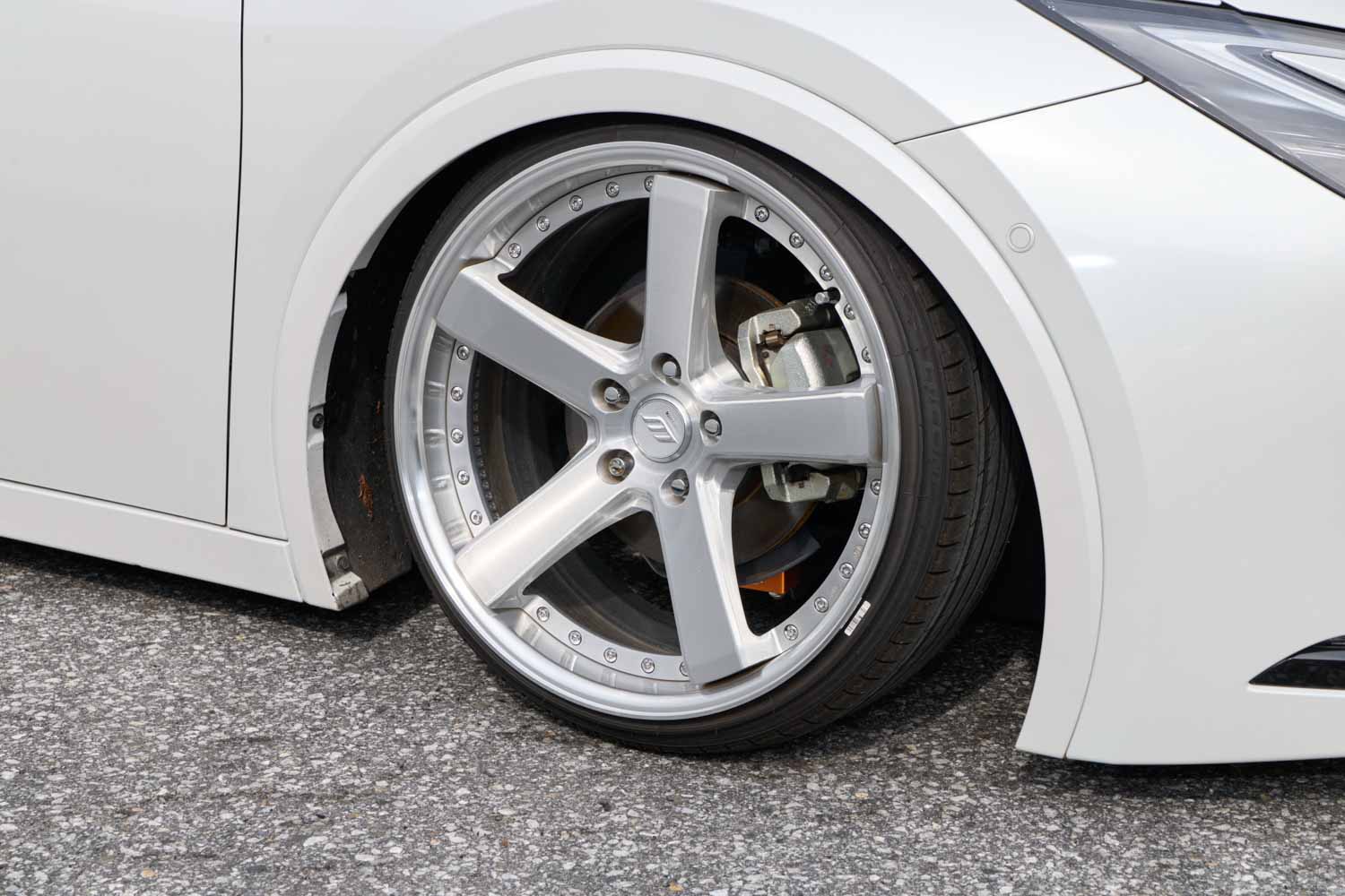 60系プリウスに9.5Jのコンケイブを呑み込ませたツライチの限界 | AUTO