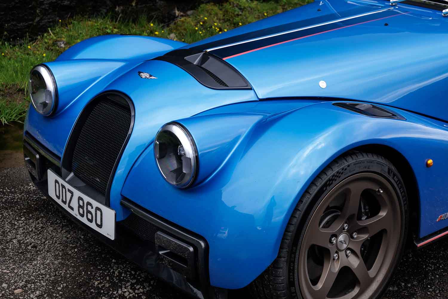 408馬力の英国モーガン新旗艦が日本上陸。3125万円の怪物マシン | AUTO