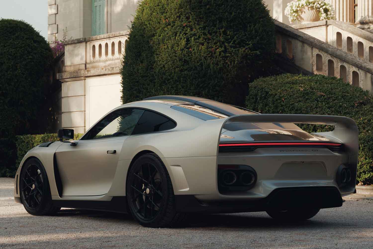 ノーマルを180馬力上回る830馬力。ポルシェ911ターボSを研ぎ澄ました