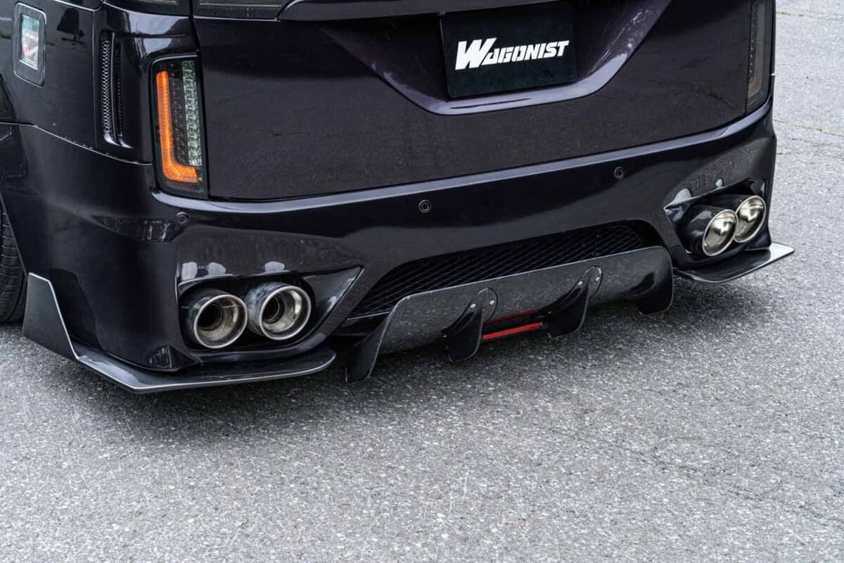 GT-R純正バンパーを2コイチ加工で移植。ワンオフフェンダーで魅せるE52