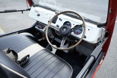 バモス・ホンダ:1970年式バモス・ホンダの運転席まわり。むき出しのインパネであり、ご覧の通り鉄板がそのまま見える極めてシンプルな造りとなっている。オーディオは購入後に後付けで装着したそうだ