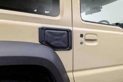 スズキ ジムニー：燃料携行缶であるジェリカンをモチーフにデザインされたプロテクター風のオフロードテイストあふれるフューエルリッドカバー