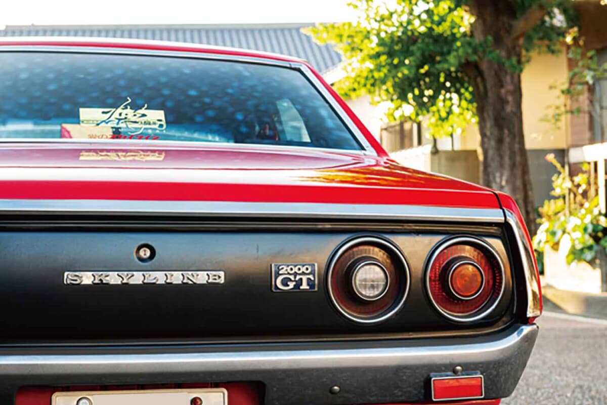 R34型GT-Rと並ぶガレージ。若きオーナーが憧れた1974年式ケンメリの