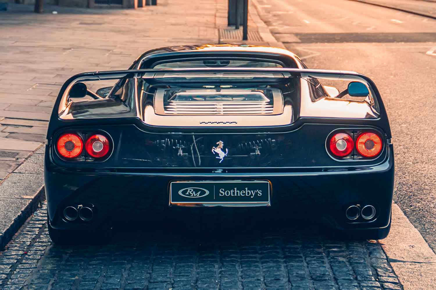 リバティウォークで外装モディファイを受けた白いフェラーリF50、英国