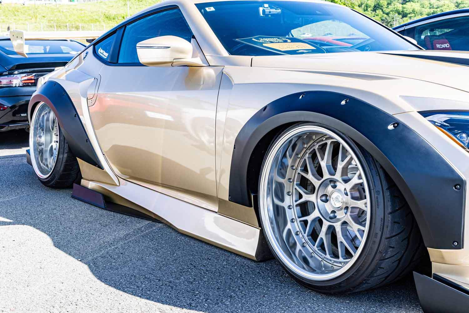 新車を即フェンダーカット。R35GT-Rから乗り換えた「RZ34」を540馬力の