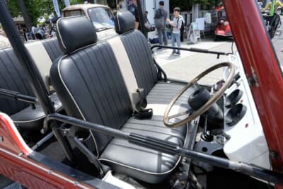 バモス・ホンダ:セパレートではなく、前席もベンチシート仕様となっている1970年式バモス・ホンダ。経年劣化を防ぐため、専門の業者に依頼して綺麗に張り替えてもらったというこだわりの空間である