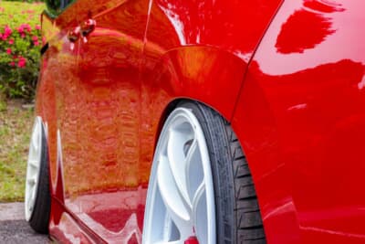 トヨタ ノア：車高ダウン時はギリギリの設定。目一杯外に出すことで、よりアピール性の高いフォルムへと導いた