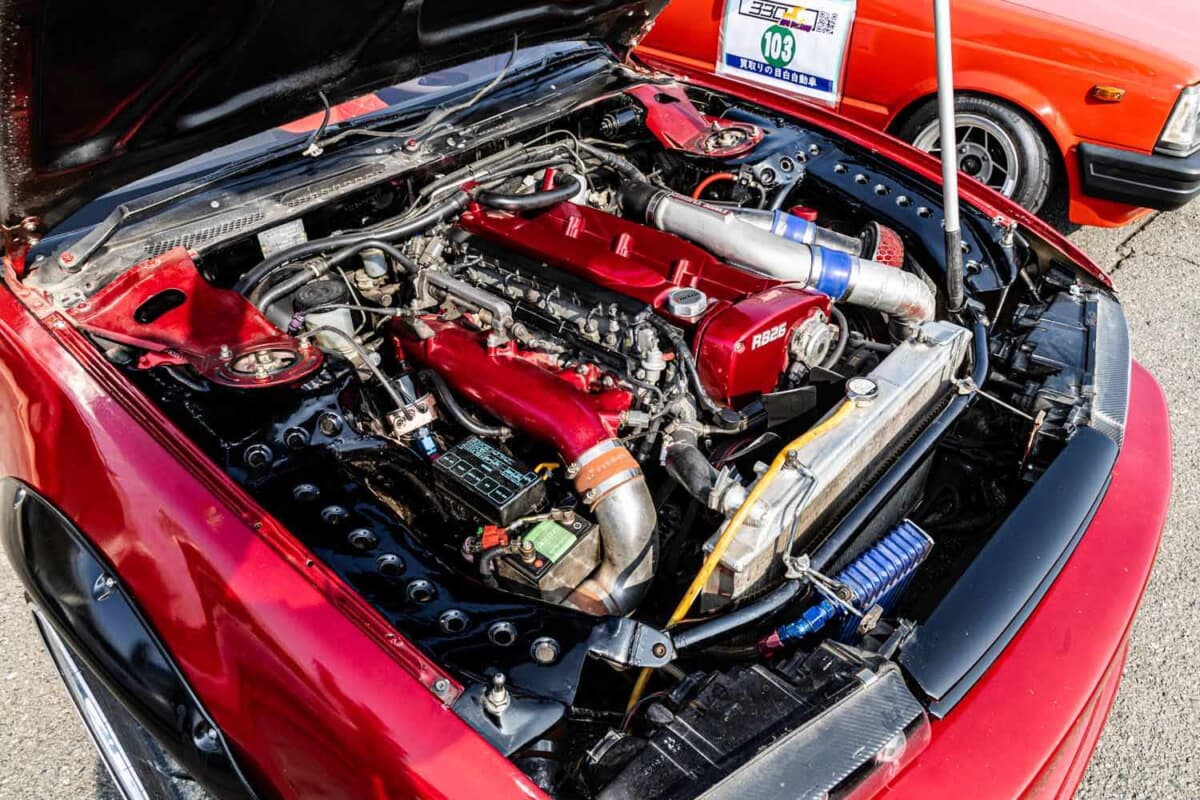 ☆廉価版　メタリックレッドのSX STに新機能を追加改造 10万円のS13にGT-R用RB26移植！500馬力FR仕様のこだわり | AUTO MESSE