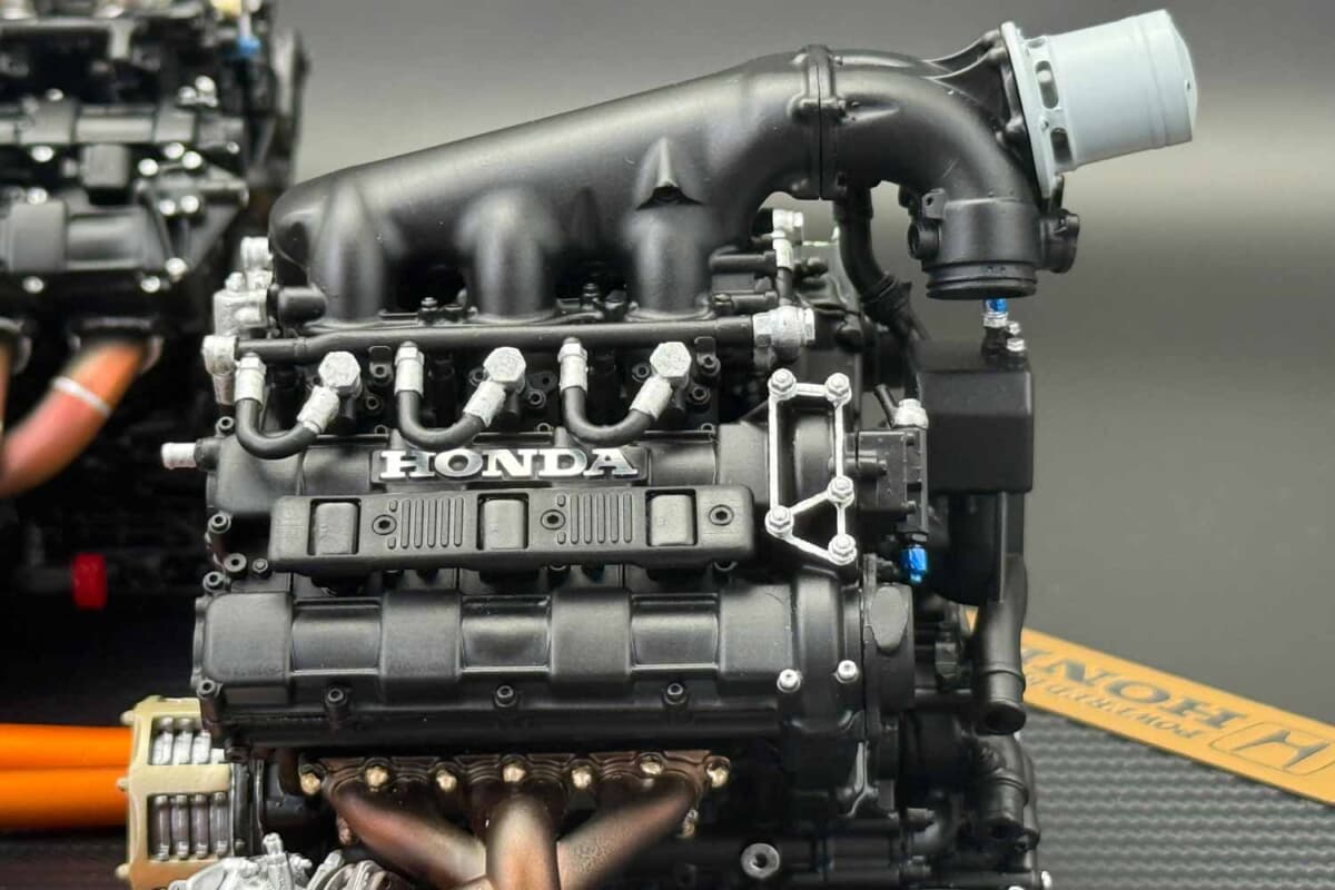 ホンダ全面協力で実物を分解解析。セナのF1エンジン3基を1/6再現した22
