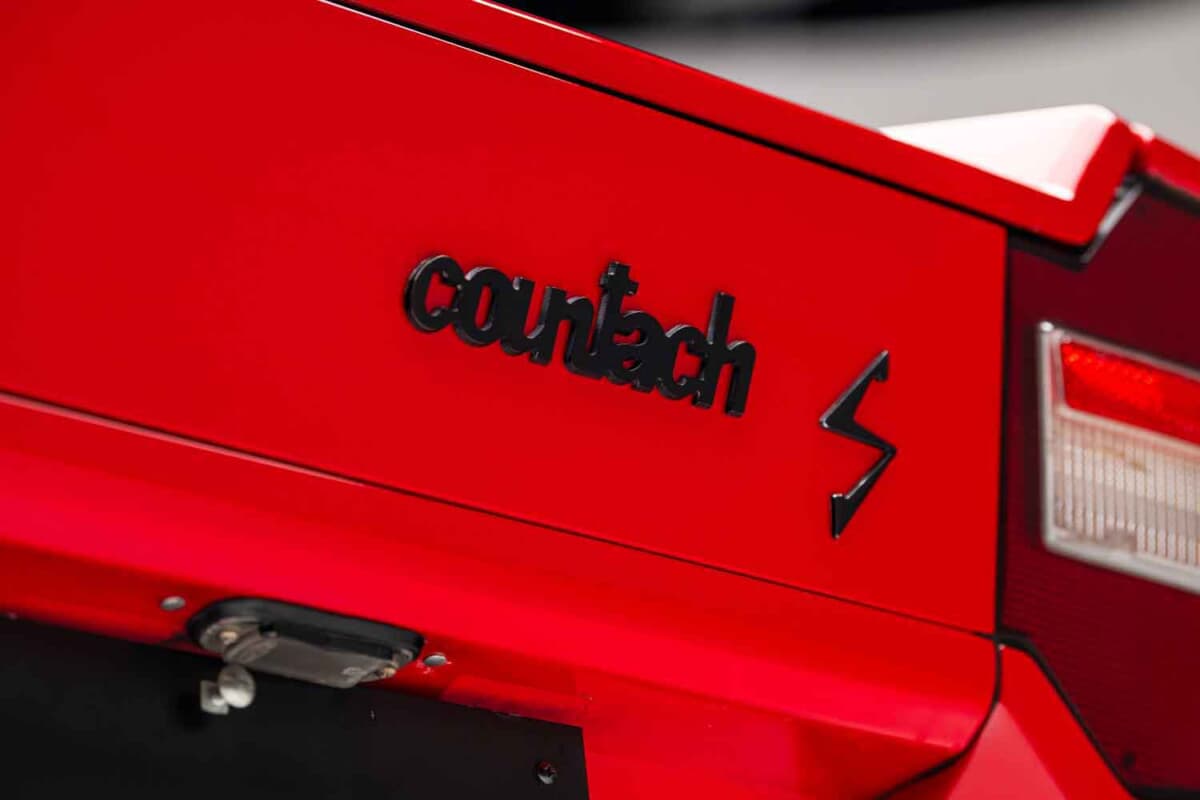 走行1803キロで新車時タイヤ残るカウンタックLP400S。約3億7920万円
