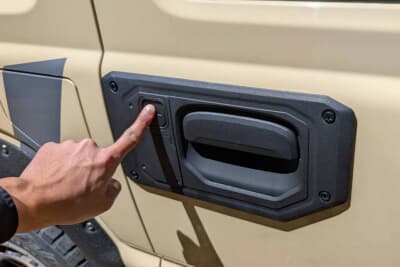 スズキ ジムニー：スマートキーのリクエストスイッチ部分を大型化し端を押してもスムーズに反応するよう配慮された使い勝手の良い設計