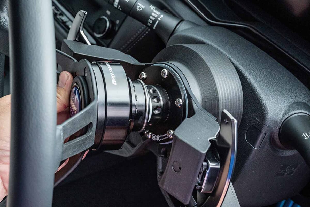 純正スイッチを諦めずに社外ステアリングへ。日産「フェアレディZ」の
