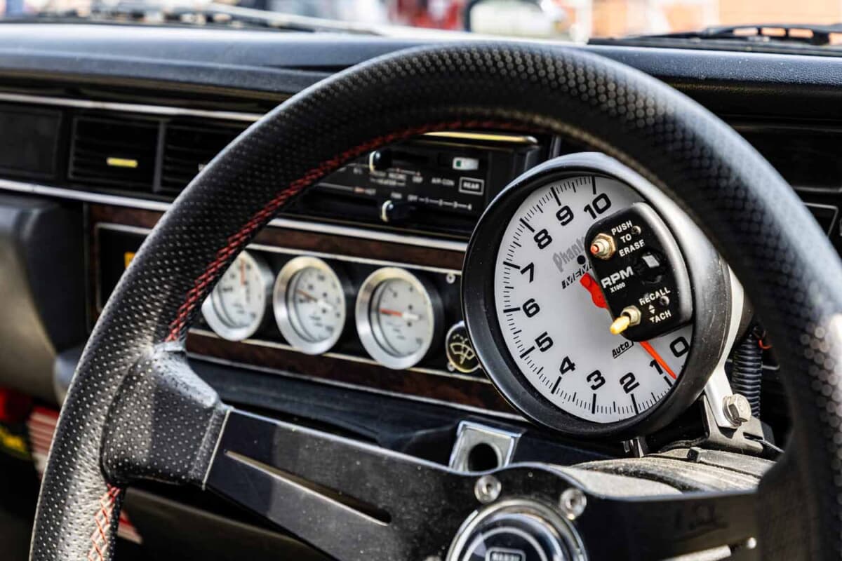 筑波を1分11秒台で走る通勤の足。17歳で買った330セドリック | AUTO