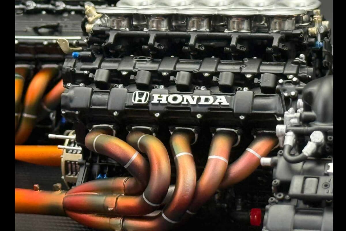 ホンダ全面協力で実物を分解解析。セナのF1エンジン3基を1/6再現した22