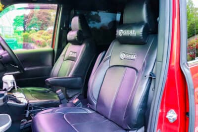 トヨタ ノア：シートカバーもジール製を装着。外装がブラック×レッドだけにイメージとピッタリ。高級感もあって、スマートなインテリアを作り出している