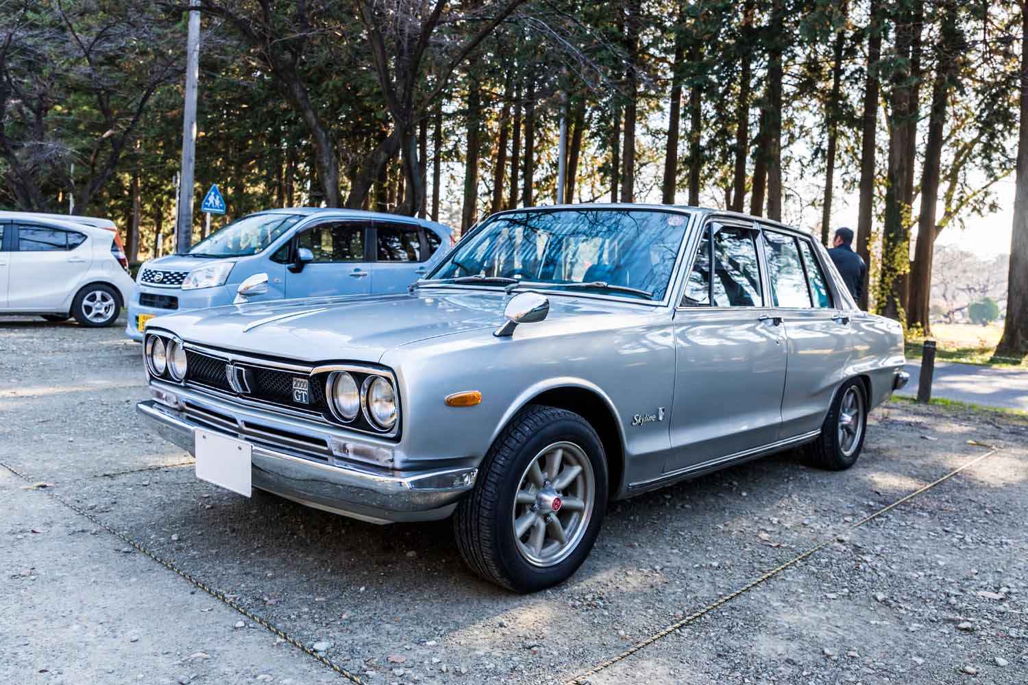 納屋で10年眠ったサーフラインが正しく残る72年式最終ハコスカセダン