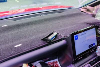 トヨタ ノア：ダッシュマットはFJクラフト製。ブラックを購入。インテリアもさり気なく使いやすくアップグレードしている