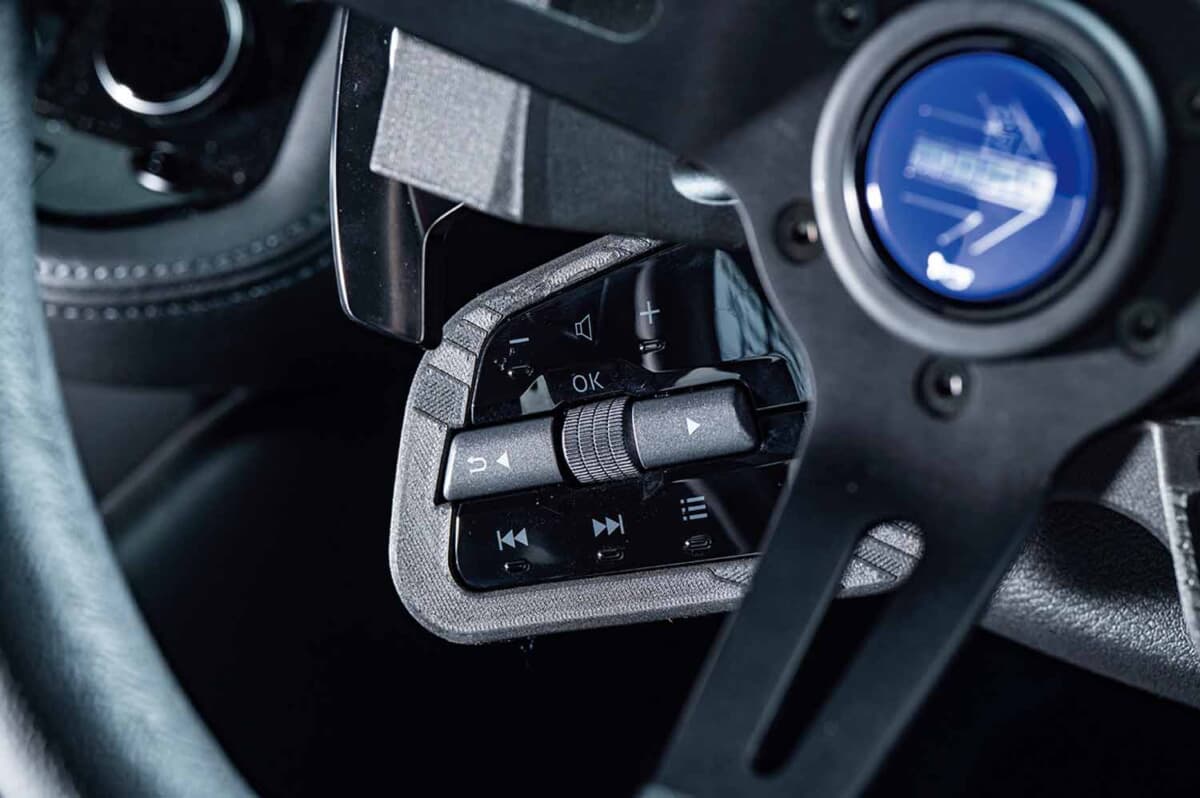 純正スイッチを諦めずに社外ステアリングへ。日産「フェアレディZ」の