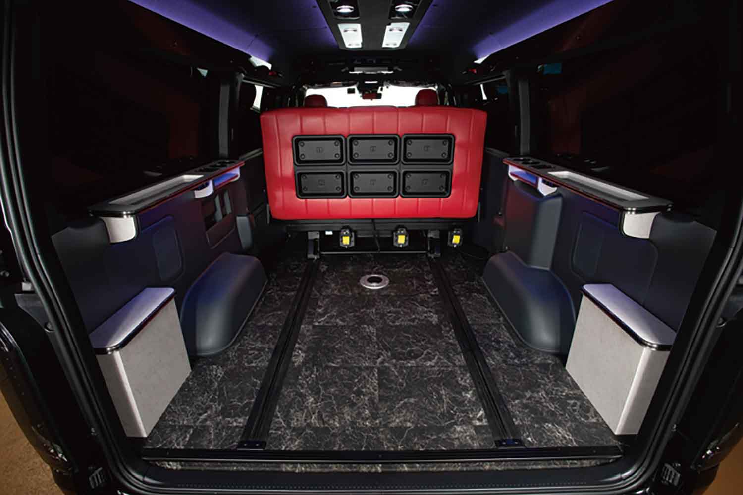 ハイエース　車内収納　ワンボックス　アルファード　軽バン　軽ワゴン　エブリィ黒 7人乗ると荷物が積めない」。アルファードから特注ハイエースへ戻った