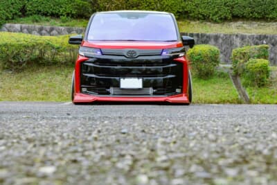 トヨタ ノア：正面から見るとブラックの面積が多数を占め迫力は抜群。ヘッドライトもダーク化させるなどコンセプトは全体に浸透