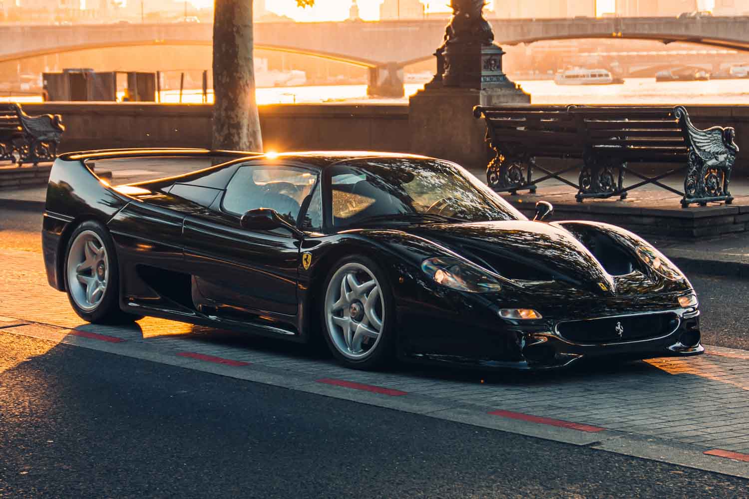 リバティウォークで外装モディファイを受けた白いフェラーリF50、英国