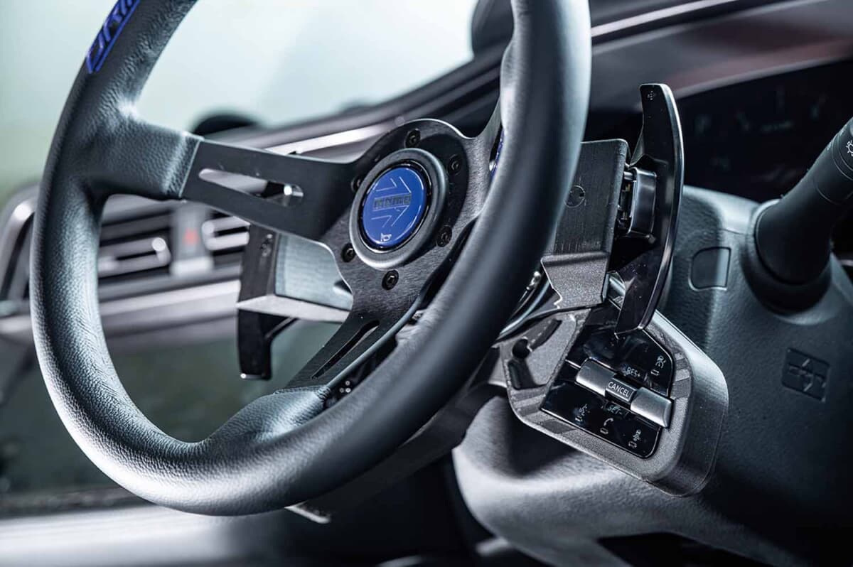 純正スイッチを諦めずに社外ステアリングへ。日産「フェアレディZ」の