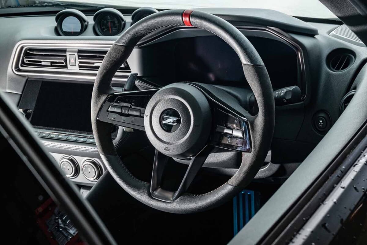 純正スイッチを諦めずに社外ステアリングへ。日産「フェアレディZ」の