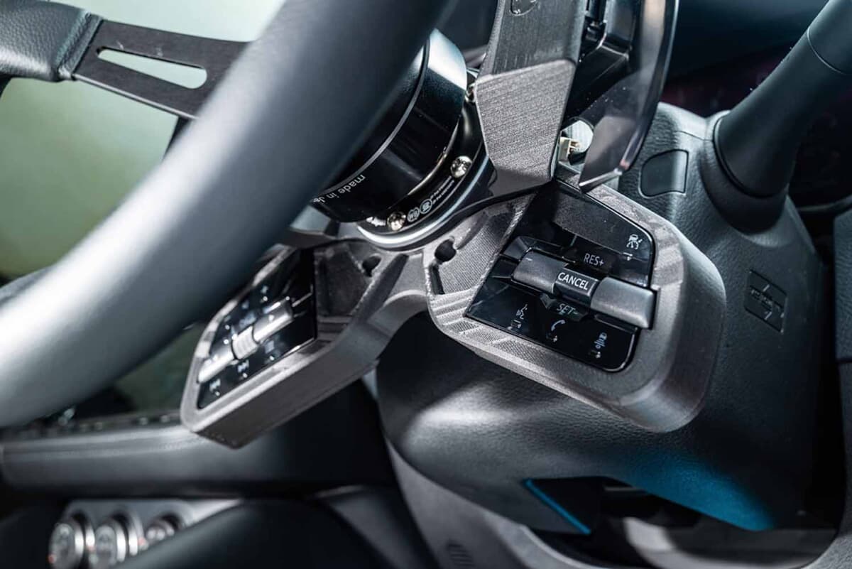 純正スイッチを諦めずに社外ステアリングへ。日産「フェアレディZ」の