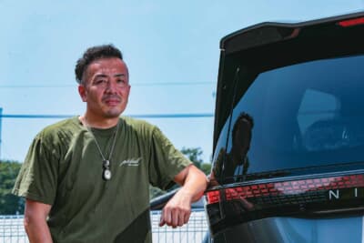 ピットブル利國さん：新型エルグランドは下げれば下げるほどキャンバーがつきます。今回、アーム無しでリア6度くらいまでキャンバーがつきました