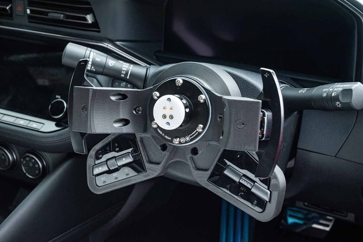 純正スイッチを諦めずに社外ステアリングへ。日産「フェアレディZ」の