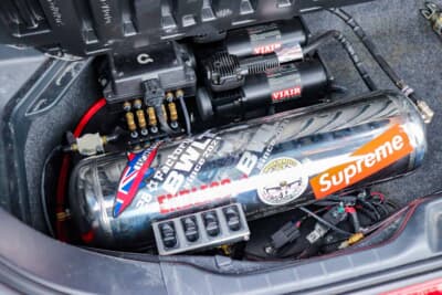 トヨタ ノア：エアサスはACCオンザグラウンド。全長調整式だ。コンプレッサーは2基投入。機械式パドルをバックアップのために設置する